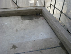 屋上・屋根に水が溜まっている。