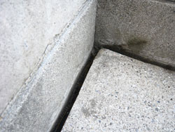 屋上に浮き上がりやひび割れがある。