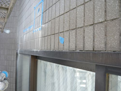 排外壁にひび割れや欠損がある。