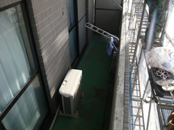 ベランダの床の裏側に亀裂やシミはありませんか？